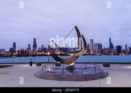 Sculpture planétarium avec lever du soleil Skylinebefore de Chicago Banque D'Images