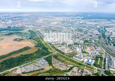 image panoramique aérienne des banlieues de la ville. zone industrielle avec bâtiments industriels, usines, entrepôts Banque D'Images
