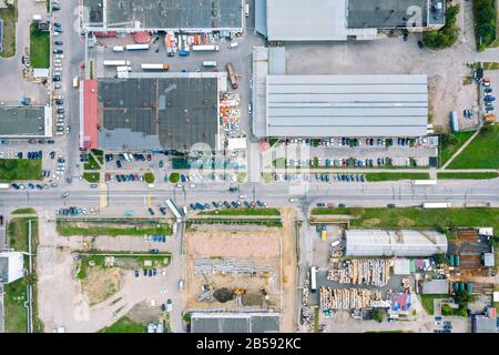 vue aérienne sur la zone industrielle avec les usines, les usines et les entrepôts Banque D'Images