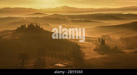 Lever du soleil tourné à Val d'Orcia, site classé au patrimoine mondial De L'Unesco en Toscane Banque D'Images