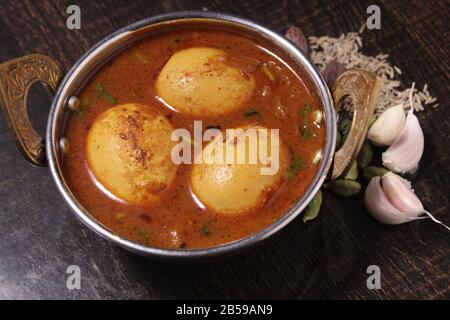 Recette de curry d'oeuf de style sud-indien gros plan sur la table personne Banque D'Images