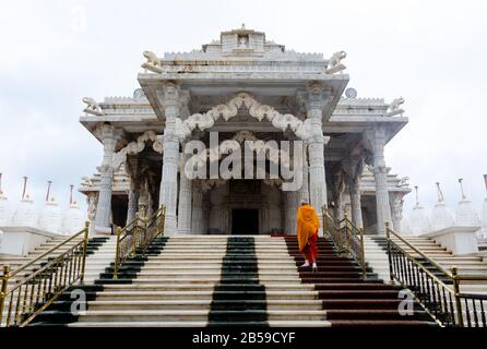 Le prêtre du temple de Jain se promenant dans l'entrée du temple central dédié au Seigneur Mahavira du 72 Temple Jain de Jinalaya, Mandvi, Kutch, Gujarat Banque D'Images