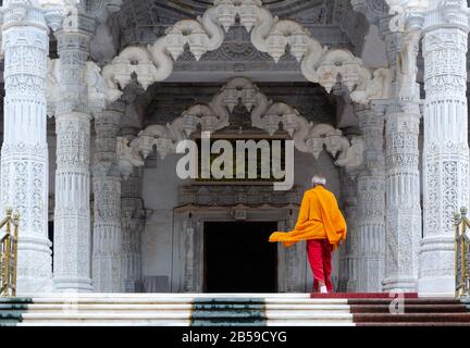 Le prêtre du temple de Jain se promenant dans l'entrée du temple central dédié au Seigneur Mahavira du 72 Temple Jain de Jinalaya, Mandvi, Kutch, Gujarat Banque D'Images