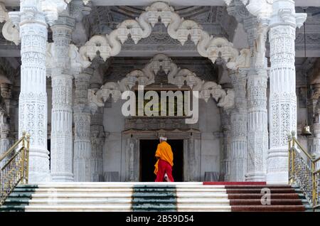 Le prêtre du temple de Jain se promenant dans l'entrée du temple central dédié au Seigneur Mahavira du 72 Temple Jain de Jinalaya, Mandvi, Kutch, Gujarat Banque D'Images