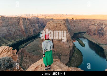 Une fille sur Horseshoe Bend dans la zone de loisirs nationale de Glen Canyon au début de l'aube Banque D'Images