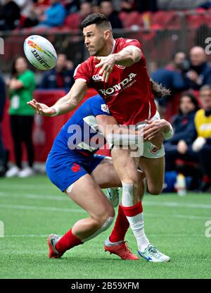 Vancouver, Canada. 7 mars 2020. Stephen de France (L) vies avec Justin Douglas du Canada lors des rencontres matinales de la série HSBC World Rugby Seven à BC Place à Vancouver, Canada, le 7 mars 2020. Crédit: Andrew Soong/Xinhua/Alay Live News Banque D'Images