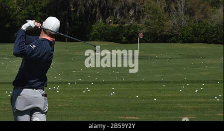 Orlando, États-Unis. 7 mars 2020. SAM Burns des États-Unis pratique sur le terrain d'exercice avant la troisième partie du tournoi de golf sur invitation Arnold Palmer au Bay Hill Club & Lodge d'Orlando. Crédit: Sopa Images Limited/Alay Live News Banque D'Images