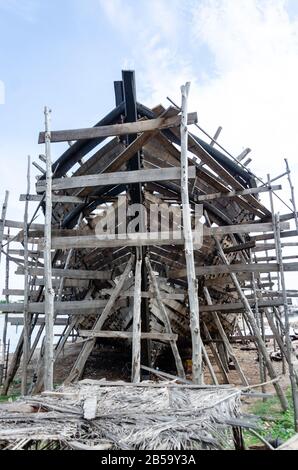 Navire en construction à partir de bois de construction navale Yard, Rukmavati River, Mandvi, Kutch, Gujarat, Inde Banque D'Images