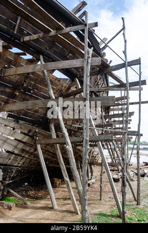 Navire en construction à partir de bois de construction navale Yard, Rukmavati River, Mandvi, Kutch, Gujarat, Inde Banque D'Images