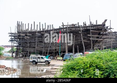 Navire en construction à partir de bois de construction navale Yard, Rukmavati River, Mandvi, Kutch, Gujarat, Inde Banque D'Images