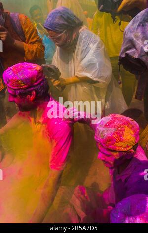 Fête de Mathura holi. Gens célébrant les vacances avec des couleurs. Banque D'Images