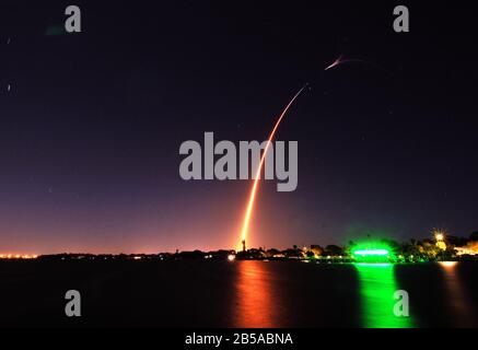 Une fusée SpaceX Falcon 9 transportant plus de 4 300 livres de science et de recherche, de fournitures d'équipage et de matériel automobile à la Station spatiale internationale lance à partir du PAD 40 à la Station aérienne de Cape Canaveral en Floride. C'est le dernier vol de la capsule de fret Dragon de première génération de SpaceX. Banque D'Images