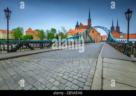 Fantastique route pavée sur le pont de Tumski et la cathédrale Saint Jean-Baptiste en arrière-plan sur l'île de la cathédrale, Wroclaw, Pologne, Europ Banque D'Images