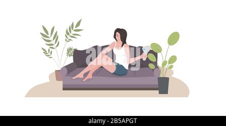 femme épilation des jambes fille assise sur un canapé à l'aide d'un épilateur laser moderne concept d'épilation de la peau illustration vectorielle horizontale sur toute la longueur Illustration de Vecteur