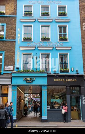 Kingly court, bâtiment bleu et boulangerie, Beak Street, près de Carnaby Street, Londres, Angleterre Banque D'Images