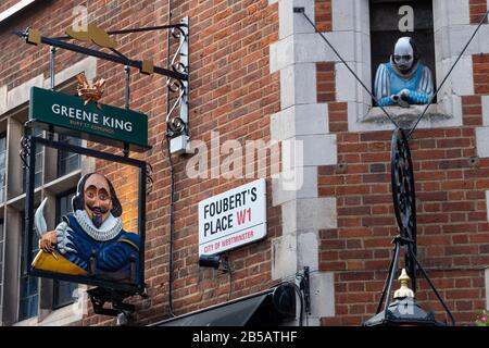 Shashasharones Head, maison publique, avec un buste du dramaturge arpenter la rue d'une fenêtre, Carnaby Street, Londres, Angleterre. Banque D'Images