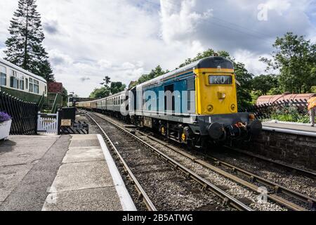 Un train tiré par la locomotive diesel de classe 20 20142 arrivant à la gare de Goathland sur le chemin de fer des Moors du North Yorkshire. Banque D'Images