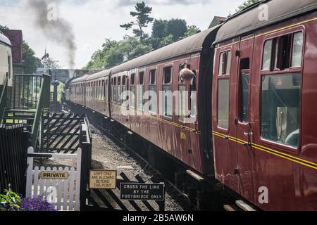 British Rail Standard 4 MT locomotive à vapeur n° 76079 quittant la gare de Goathland sur le chemin de fer North Yorkshire Moors. Banque D'Images