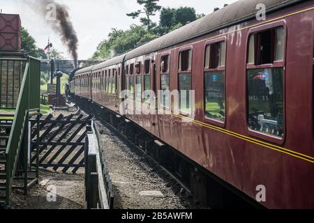 British Rail Standard 4 MT locomotive à vapeur n° 76079 quittant la gare de Goathland sur le chemin de fer North Yorkshire Moors. Banque D'Images