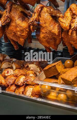 Poulet entier rôti au restaurant chinois traditionnel Banque D'Images