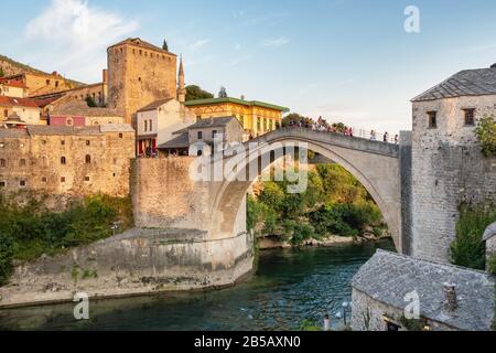 Stari Pont Le Plus au coucher du soleil dans la vieille ville de Mostar, BIH Banque D'Images