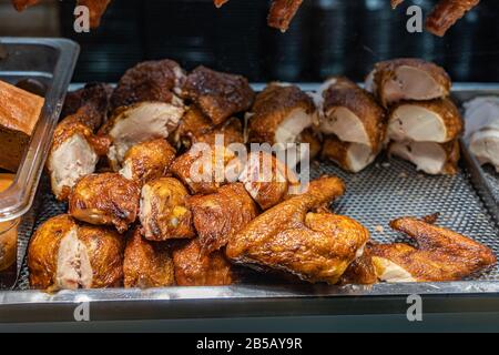 Pile de pattes de poulet rôties à vendre au restaurant chinois Banque D'Images