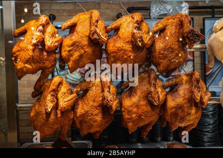 Poulet grillé croustillant accroché à la vitrine du restaurant chinois Banque D'Images