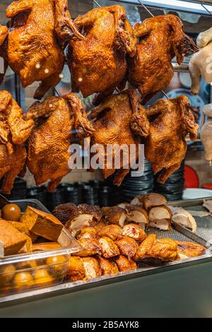 Poulets rôtis accrochés à la fenêtre de présentation du restaurant chinois Banque D'Images