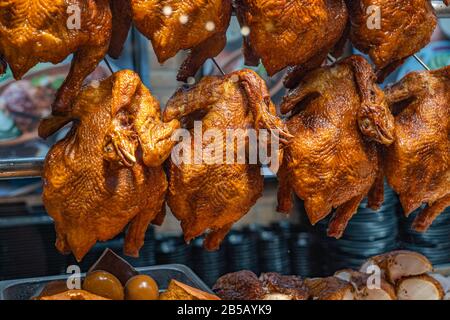 Rangée de poulets rôtis affichée au restaurant chinois traditionnel Banque D'Images