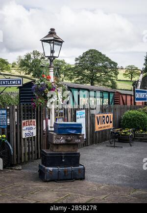 La plate-forme de la gare d'Oakworth sur le chemin de fer de Keighley & Worth Valley Railway, Yorkshire, Angleterre. Banque D'Images