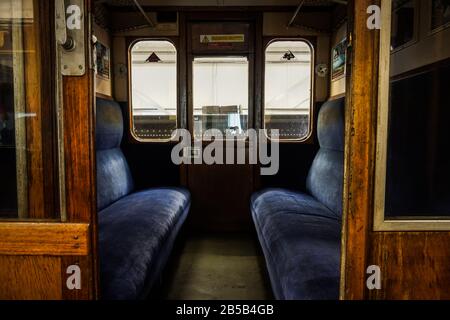 Vue de l'intérieur d'un compartiment à l'ancienne dans un wagon de chemin de fer britannique des années 1960. Banque D'Images