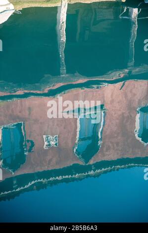 Bâtiments reflétés sur l'eau d'un des canaux de Murano Banque D'Images