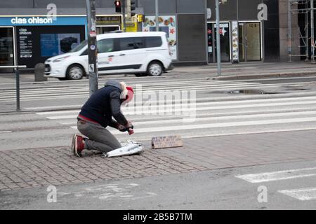 Helsinki, Finlande - 3 mars 2020: Homme pauvre sans abri dans la rue Helsinki , éditorial illustratif Banque D'Images