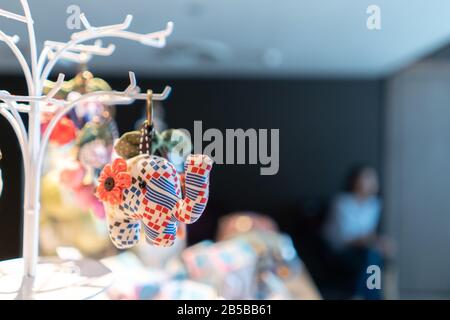 Les poupées éléphant pendent sur le cintre pour les ventes dans la boutique de souvenirs. Banque D'Images