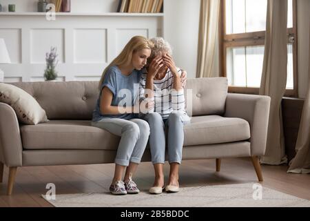 Une fille affectueuse et pleine de croissance a bouleversé la maman à la maison Banque D'Images