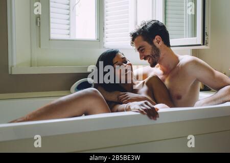 Couple prenant la baignoire dans une baignoire. Concept sur les couples et l'amour Banque D'Images