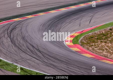 Alcañiz, Espagne - 5 mai 2012. Courbes de courbure sur la piste et boucles rouges et jaunes dans le circuit Motorland pendant la série mondiale par Renault race Banque D'Images