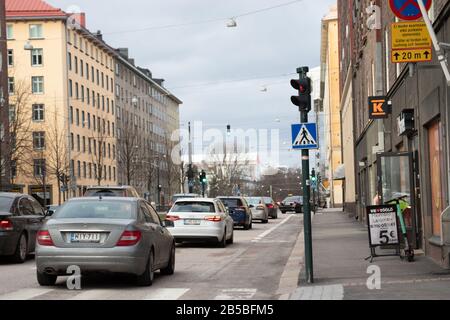 Helsinki, Finlande - 3 mars 2020: Rue avec voitures à Helsinki , éditorial illustratif