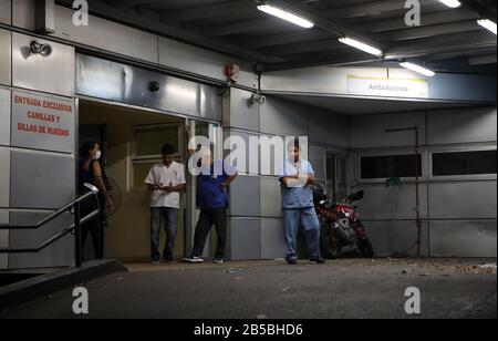 Buenos Aires, Argentine. 7 mars 2020. La photo prise le 7 mars 2020 montre que l'hôpital a signalé le premier décès lié au nouveau coronavirus à Buenos Aires, Argentine, 7 mars 2020. Un homme de 64 ans infecté par COVID-19 est mort en Argentine samedi, devenant le premier décès lié au virus en Amérique du Sud, a déclaré le ministère argentin de la santé. Crédit: Martin Zabala/Xinhua/Alay Live News Banque D'Images