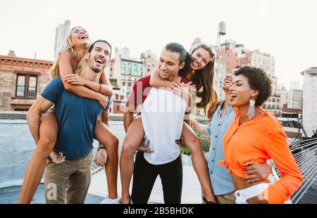 Groupe d'amis qui passent du temps ensemble sur un toit dans la ville de New york, concept de style de vie avec des gens heureux Banque D'Images