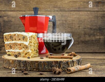 Une tasse de café chaud avec gâteau et cafetière italienne (Moka) sur table en bois. Banque D'Images