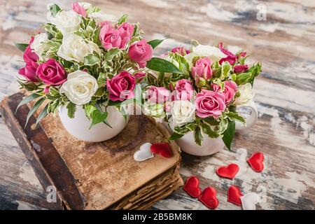 Floristics Cadeau. Bouquet de roses à la main avec des herbes dans un grand mug. Gros plan. Super cadeau pour La fête Des Mères, le 8 mars ou la Saint Valentin Banque D'Images