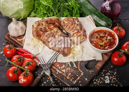 Composition alimentaire. Poulet cuisse kebab sur pain pita. Les aliments continuent de vivre avec de la viande, des sauces, des légumes, des herbes et des épices. Banque D'Images