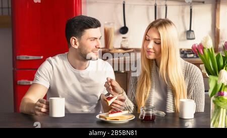 Romantique matin. Un charmant petit-déjeuner composé de jeunes couples dans la cuisine Banque D'Images