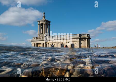 L'église Normanton devait avoir été démolie avant d'inonder l'eau de Rutland, mais elle a été sauvée après un tollé public. Banque D'Images