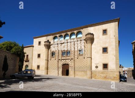 Vue De Face Du Palais De Jabalquinto, Baeza, Province De Jaen, Andalousie, Espagne, Europe Occidentale. Banque D'Images