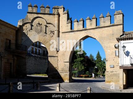 Vue sur l'Arco de Villalar avec la Puerta de Jaen à droite sur la Plaza de Populo, Baeza, Jaen Province, Espagne. Banque D'Images