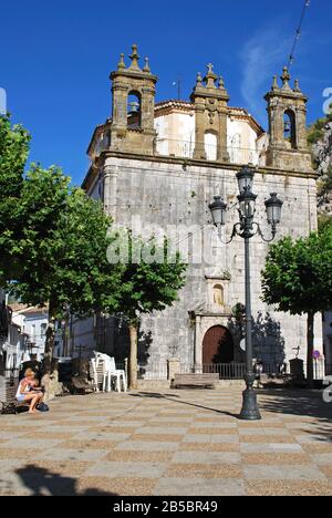 Vue sur l'église la Aurora dans le centre-ville, Grazalema, Andalousie, Espagne. Banque D'Images