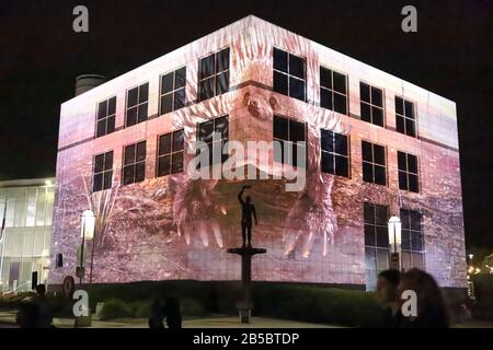 Canberra. 6 mars 2020. La photo prise le 6 mars 2020 montre la vidéo projetée sur la surface du bâtiment lors du Festival Enlighten à Canberra, en Australie. Le festival annuel se déroule du 28 février au 15 mars à Canberra, avec des bâtiments emblématiques illuminés de lumières colorées. Crédit: Liu Changchang/Xinhua/Alay Live News Banque D'Images