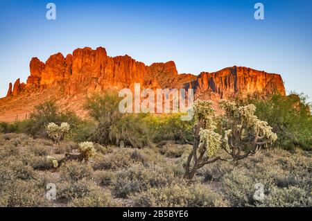 Superstition Mountains, Le Flatiron à distance, au coucher du soleil, vue de Lost Hollandais State Park, près d'Apache Junction, Arizona, États-Unis Banque D'Images